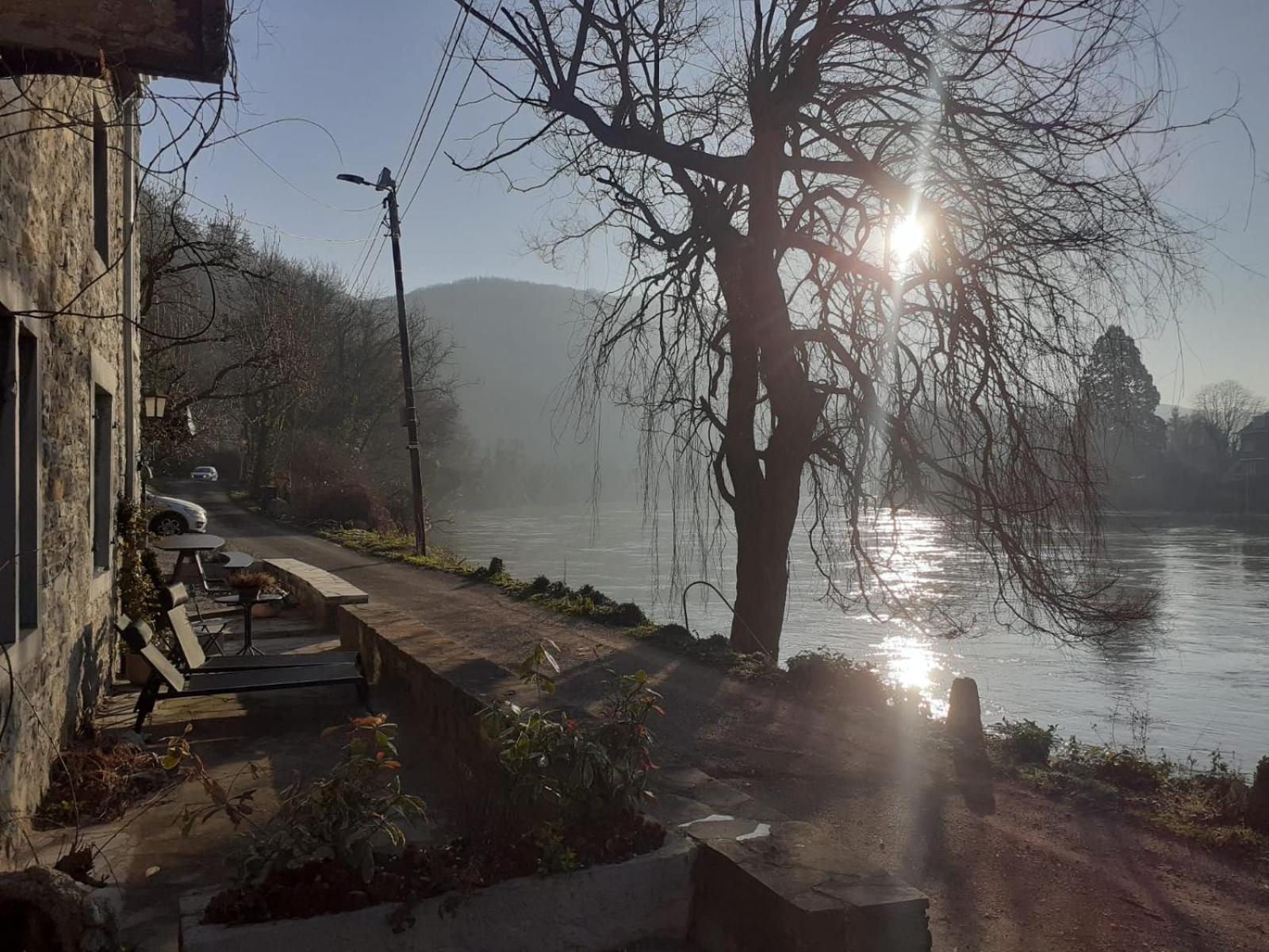 Pieds Dans L'Eau Private Wellness Bordure De Meuse Vila Lustin Exterior foto