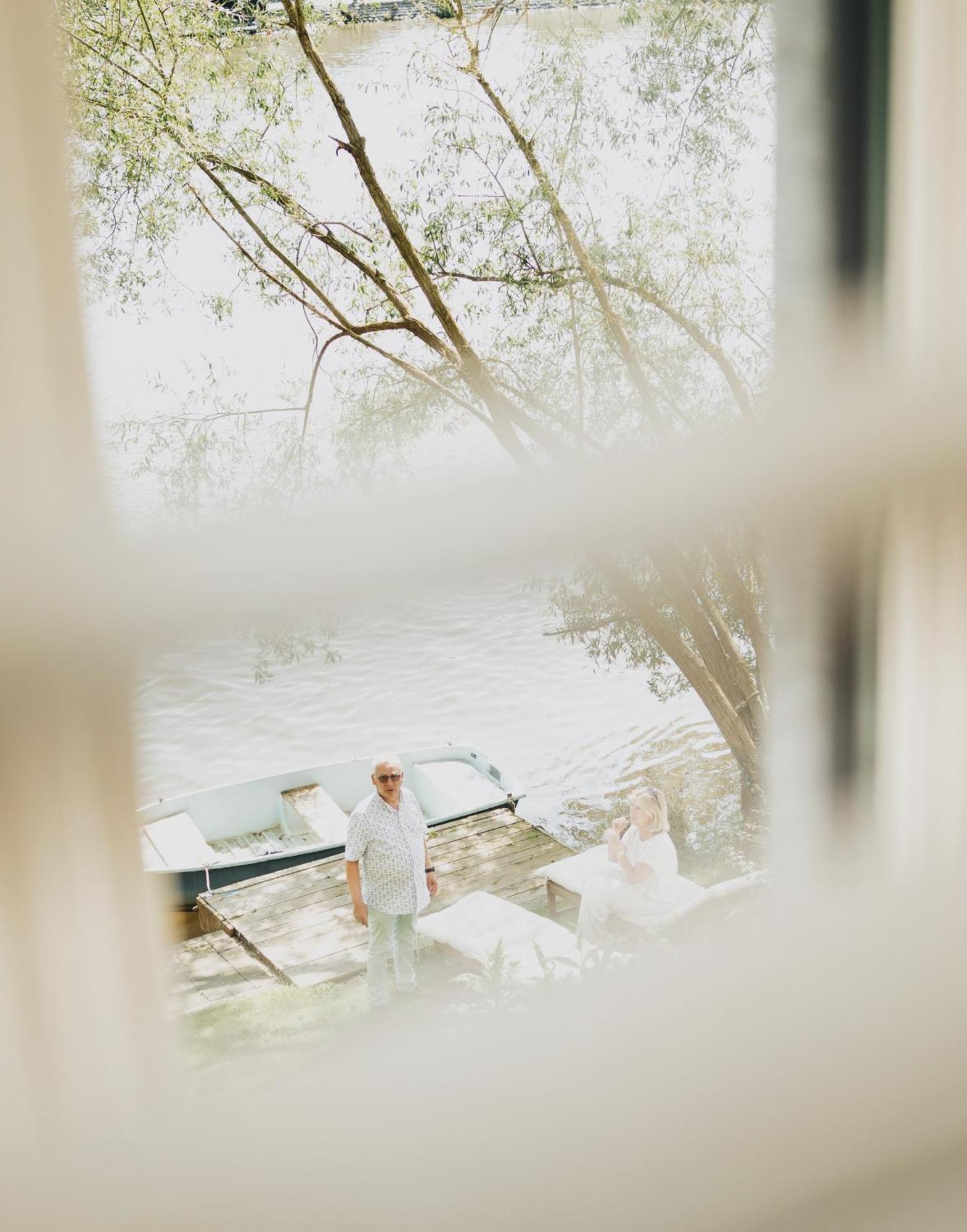 Pieds Dans L'Eau Private Wellness Bordure De Meuse Vila Lustin Exterior foto