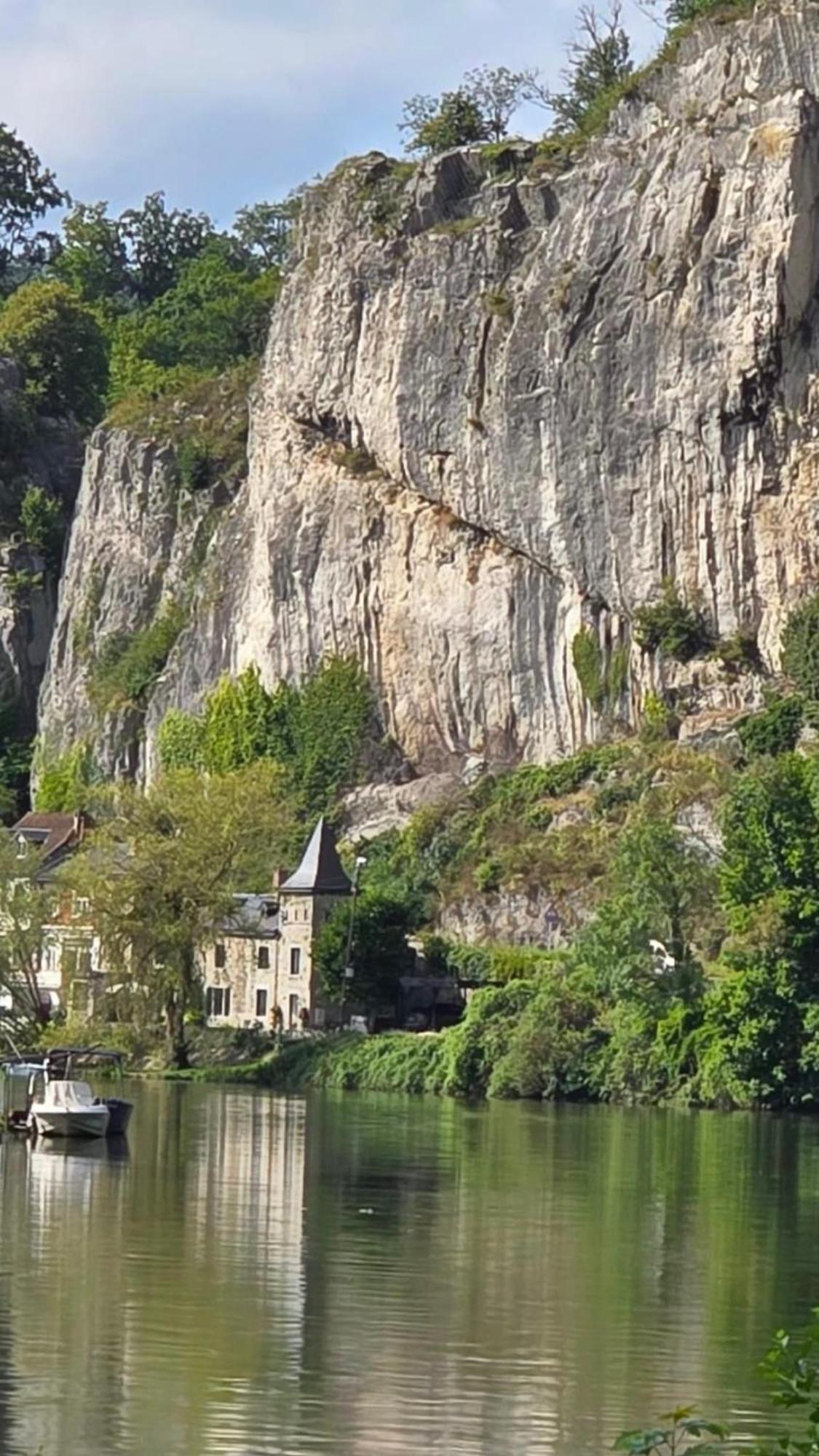 Pieds Dans L'Eau Private Wellness Bordure De Meuse Vila Lustin Exterior foto